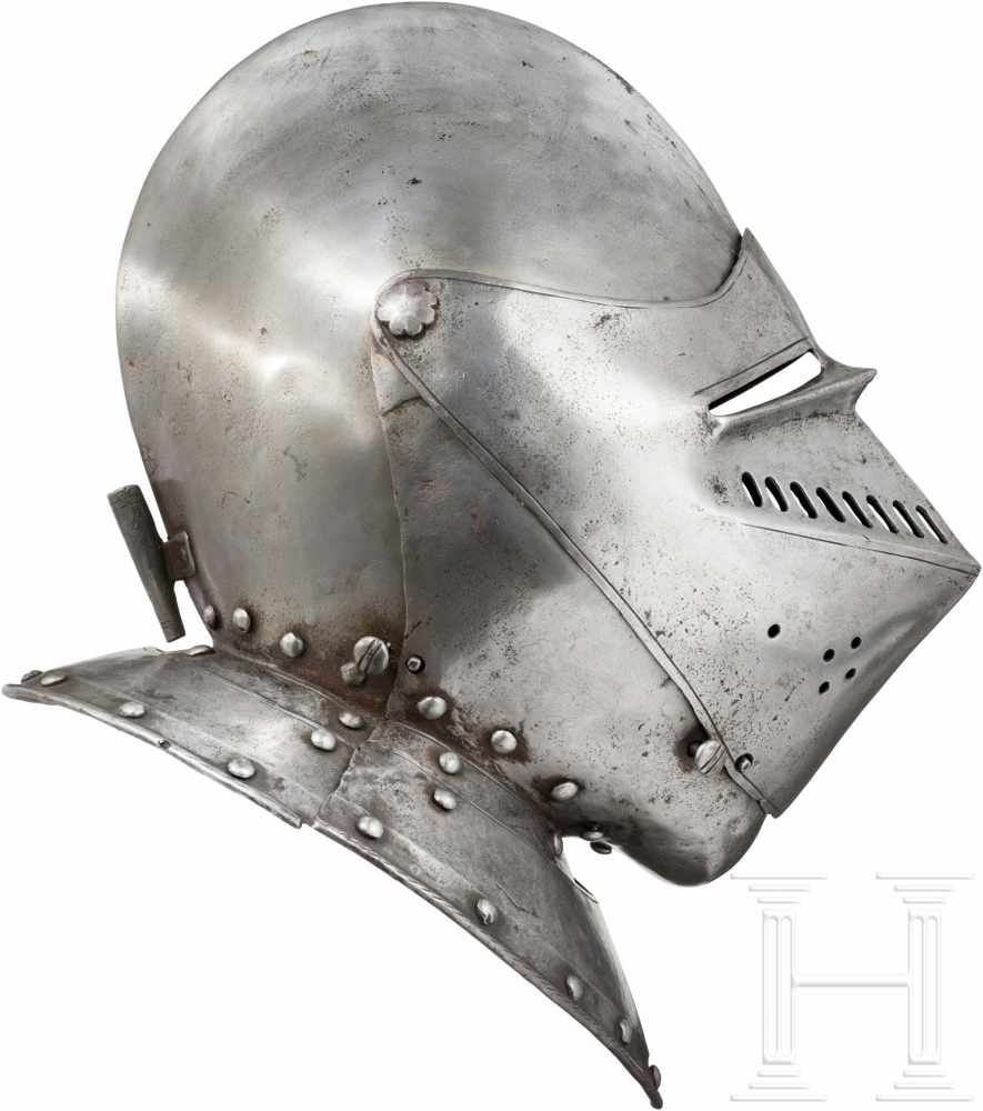 Geschlossener Helm, norddeutsch, um 1550/60Einteilig geschlagene, kräftig gegratete Kalotte mit - Image 2 of 4