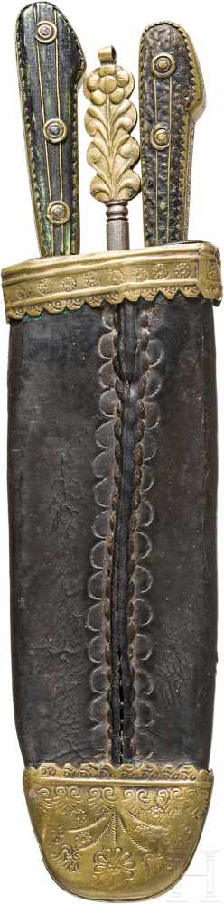 Dreiteiliges Fuhrmannsbesteck, alpenländisch, um 1800Messer mit dekorierter Rückenklinge, - Image 2 of 2