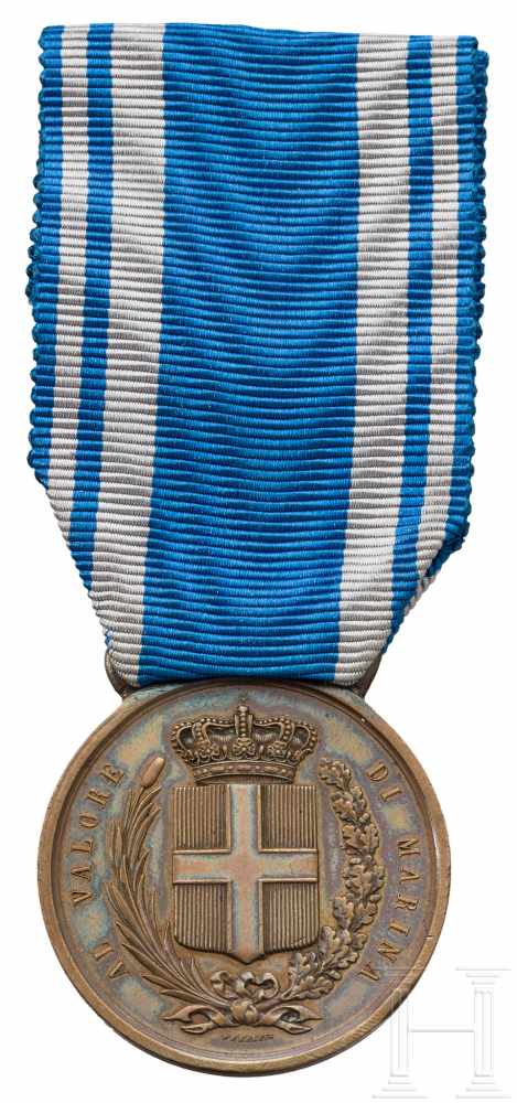 Medaille "Al Valore di Marina" für Sergeant ThomasBronze, reliefiert, schauseitig das Savoyer Wappen