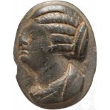 Ringplatte mit Portraitkopf einer Königin, Ägypten, 3. Jhdt. v. Chr.Ovale Ringplatte mit dem