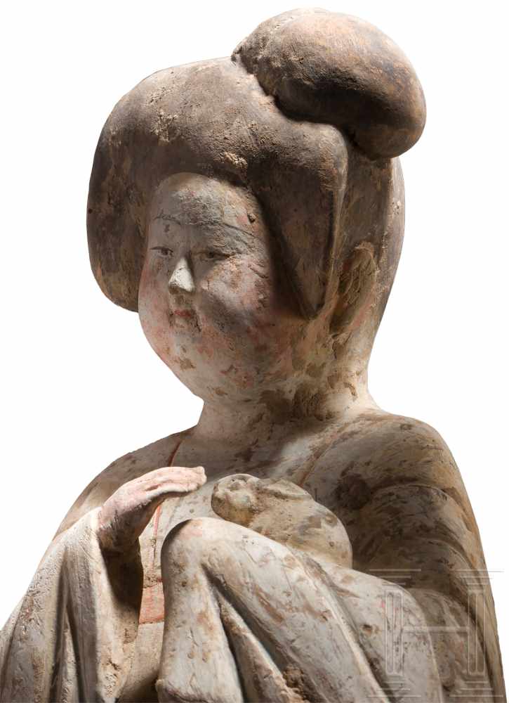 Keramikfigur der Hofdame Yang Guifei, China, Tang-Dynastie, 7. Jhdt.Stehende, hohl gearbeitete Figur - Image 3 of 4