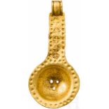 Miniatur eines goldenen Weinsiebes, merowingisch, 5. - 6. Jhdt.Amulett in Form eines