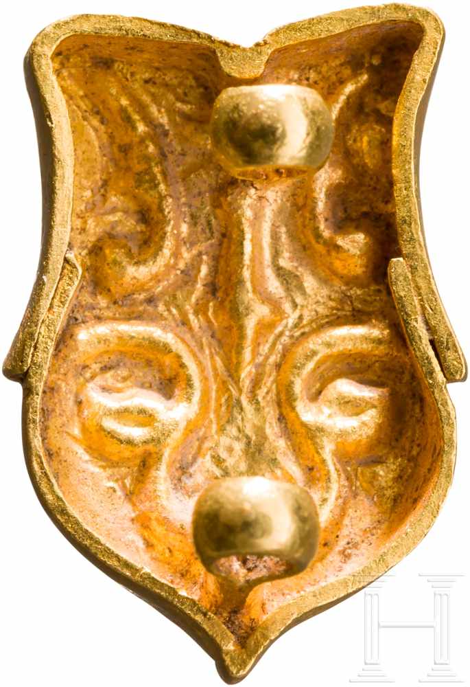 Goldener Gürtelbeschlag, byzantinisch, Mitte 6. - 7. Jhdt.Wappenförmiger Beschlag mit zwei - Image 2 of 2