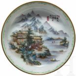 Bemalter, feiner Porzellanteller, China, RepublikzeitInseitig fein bemalter Teller in der Berge-/