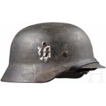 Stahlhelm M 35 der Waffen-SS mit beiden AbzeichenMit feldgrauem Rauanstrich übermalte Glocke mit