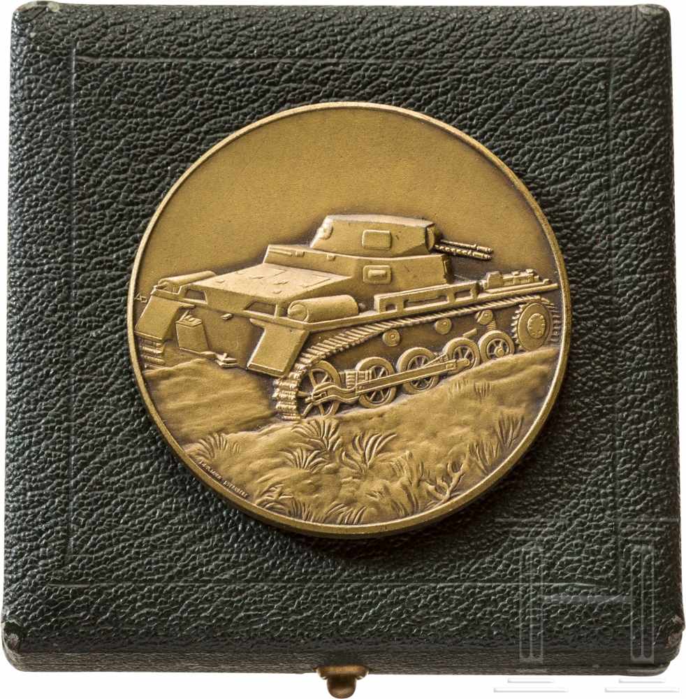 Medaille des Panzer-Regiments 1Bronzierte Medaille mit vs. reliefierter Panzerdarstellung und rs. "