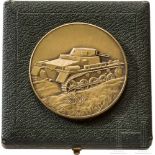 Medaille des Panzer-Regiments 1Bronzierte Medaille mit vs. reliefierter Panzerdarstellung und rs. "