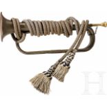 Signaltrompete der KavallerieFeldgrau lackierte, eiserne Trompete mit Messing-Mundstück, auf dem