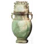 Große Vase aus Jade, China, späte Quing-PeriodeEinteilig geschnittene Vase aus graugrüner Jade mit