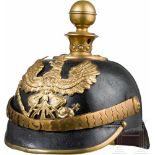 Helm für Offiziere der Artillerie, um 1890Schwarz gelackte Lederglocke mit rundem Vorderschirm,