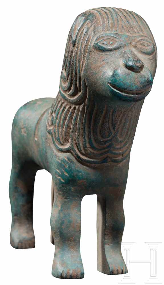 Bronzeskulptur eines Löwen, frühromanisch, 10. - 11. Jhdt.Massive Bronzefigur. Einer von mehreren - Image 2 of 3