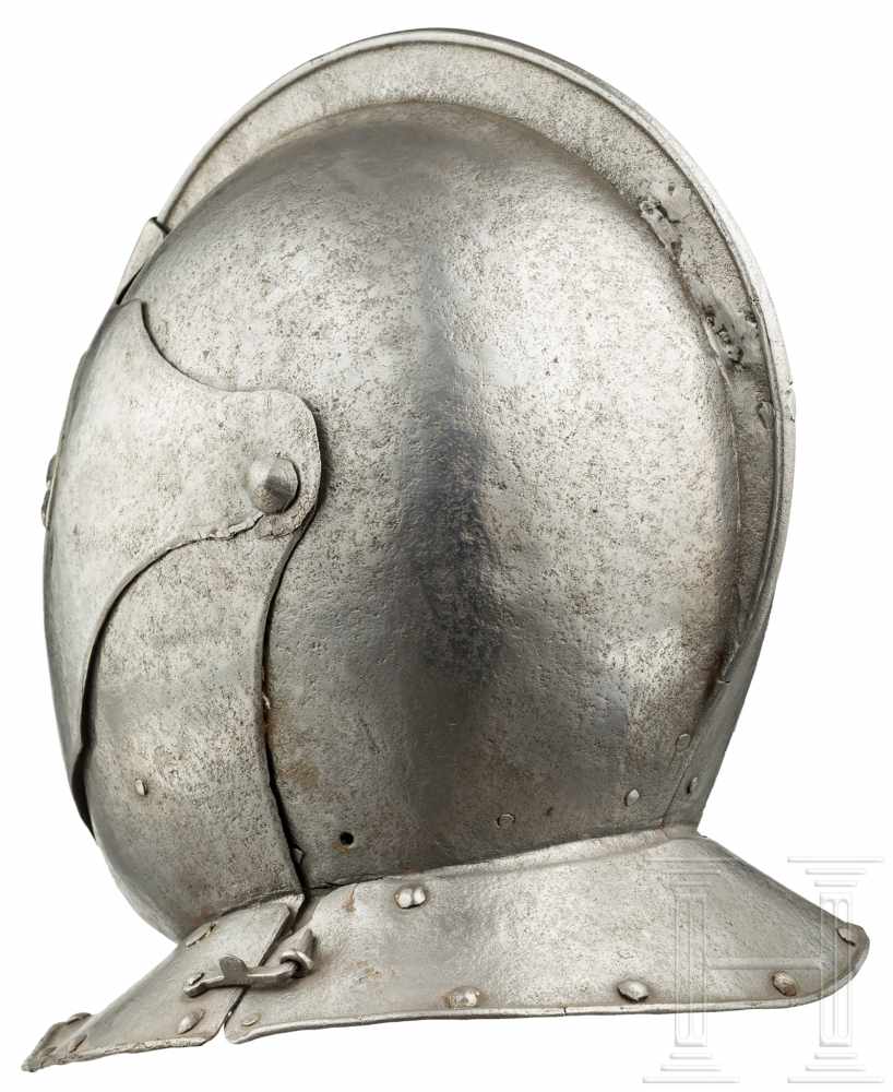 Kürassier-Mantelhelm, Italien, um 1620Zweiteilig gearbeitete, schwere Kalotte mit schmalem, - Image 3 of 5