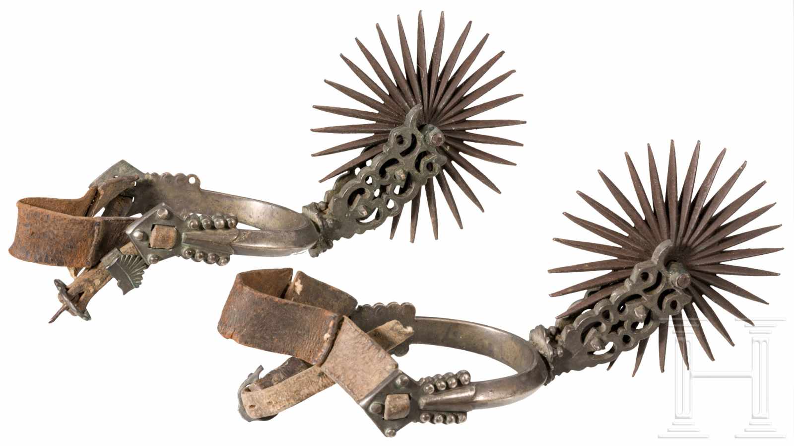 Ein Paar silberne Radsporen, Südamerika, um 1900Kräftige, geschwungene Bügel aus Silber, zusammen