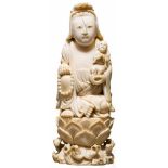Elfenbein-Guanyin, China, späte Ming-PeriodeEinteilig geschnitzte Figur aus Elfenbein mit schöner