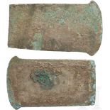Zwei Kupferflachbeile, Kupferzeit, 3900 - 3400 v. Chr.Zwei Kupferflachbeile des Typs Altheim.