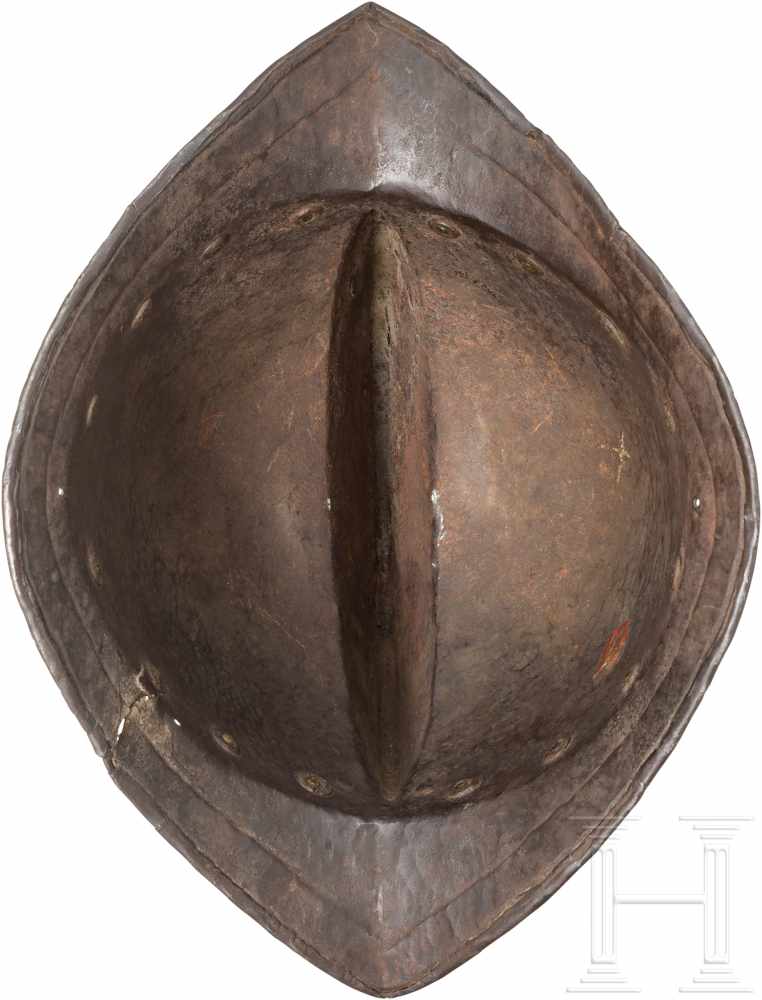 Kürassierhelm mit Schuppendekor, Norditalien/Frankreich, um 1600Zweiteilig gearbeitete Kalotte mit - Image 3 of 4