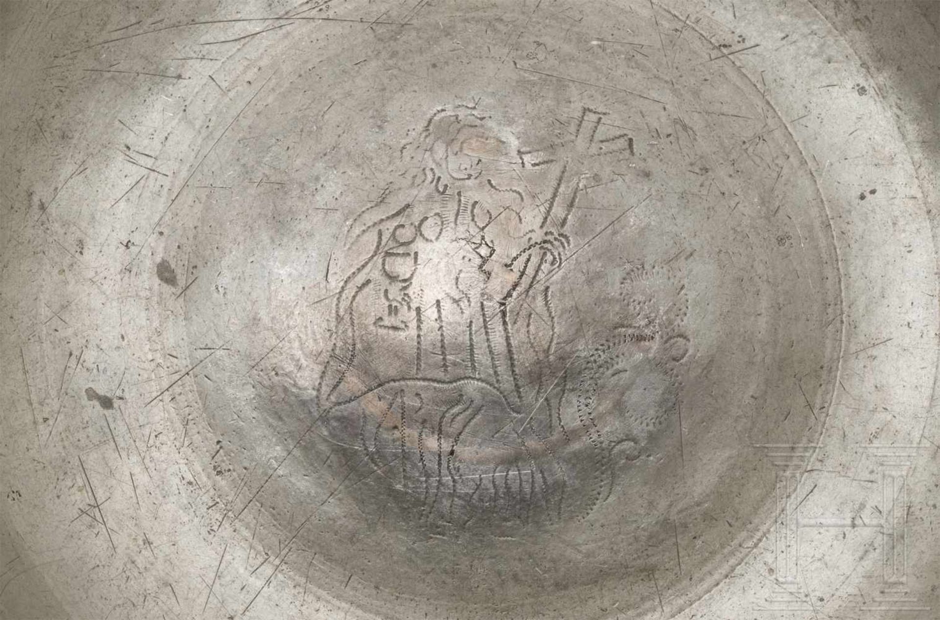 Großer Patenteller, Zittau, datiert 1653Breitrandteller aus Zinn mit kräftig gewölbtem Spiegel. - Bild 3 aus 3
