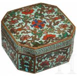 Vergoldete Cloisonné-Dose, China, Qing-DynastieAchtkantige Deckeldose aus feuervergoldeter Bronze.