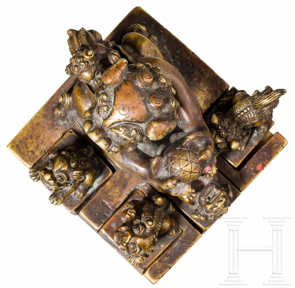 Bedeutendes Mehrfach-Siegel aus Bronze, China, 18. Jhdt.Bronzenes Petschaft in Form eines Foo-Hundes - Image 7 of 10