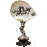 Kleiner Stellschirm aus Silber und Perlmutt, China, Ende 19. Jhdt.Reich durchbrochener Fuß aus
