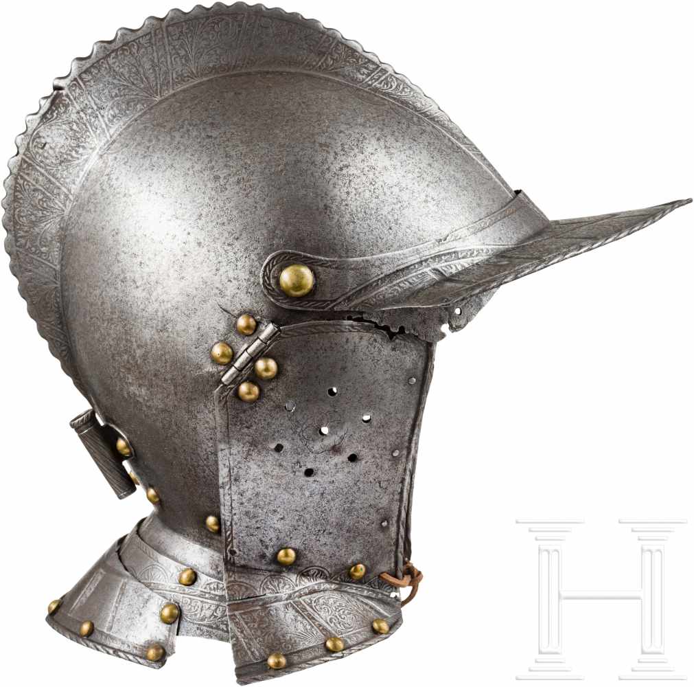 Geätzte Sturmhaube, norddeutsch, um 1560Einteilig geschlagene Kalotte mit hohem, gezacktem Kamm, rs. - Image 2 of 3