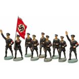Neun Elastolin SS Figuren im Marsch mit FahnenträgerNeun politische SS Figuren, Elastolin, 7 cm-
