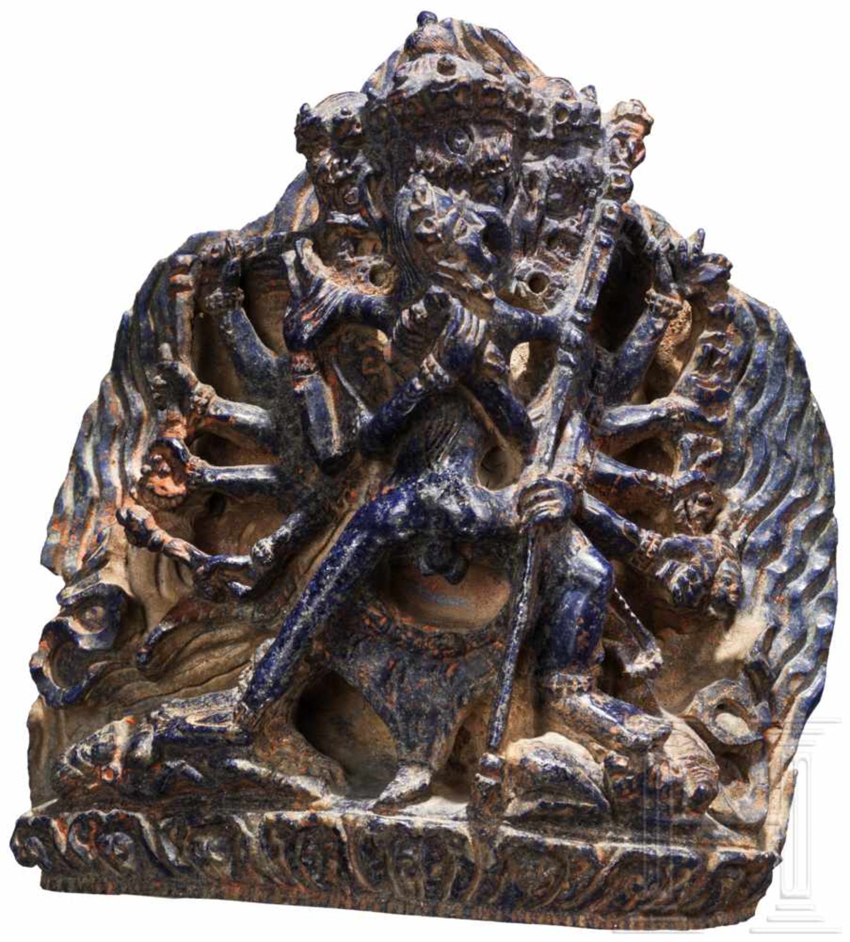 Chakrasamvara mit Shakti aus Lapislazuli, Tibet, 18. Jhdt.Einteilig aus Lapislazuli geschnittene - Bild 4 aus 6