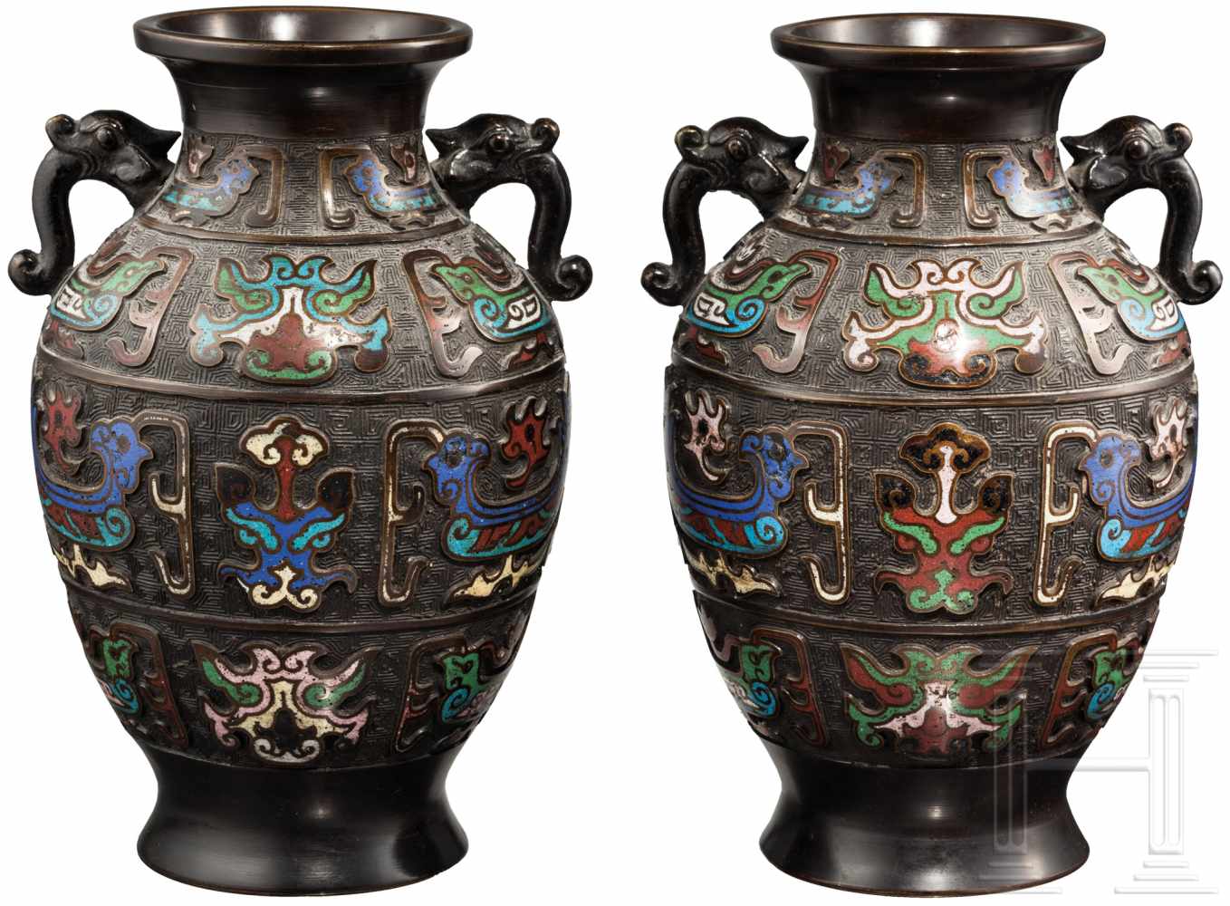 Ein Paar emailierte Bronzevasen, China, um 1900Bauchige Vasen aus patinierter Bronze mit zwei