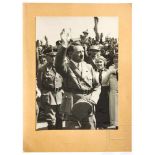 Adolf Hitler - großformatiges Foto mit eigenhändiger Signatur und DatierungHitler in Parteiuniform