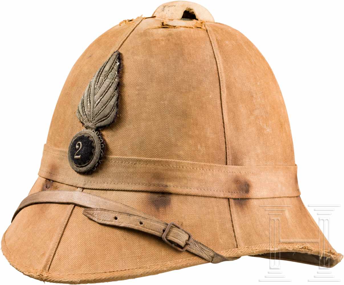 Tropenhelm der kolonialen Kavallerie, 1. Hälfte 20. Jhdt.Glocke aus Kork (Druckstellen, Risse),