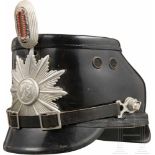 Tschako der Polizei, Nordrhein-Westfalen, um 1960Fiberhaube, Effekten aus Leichtmetall, BRD-Farben