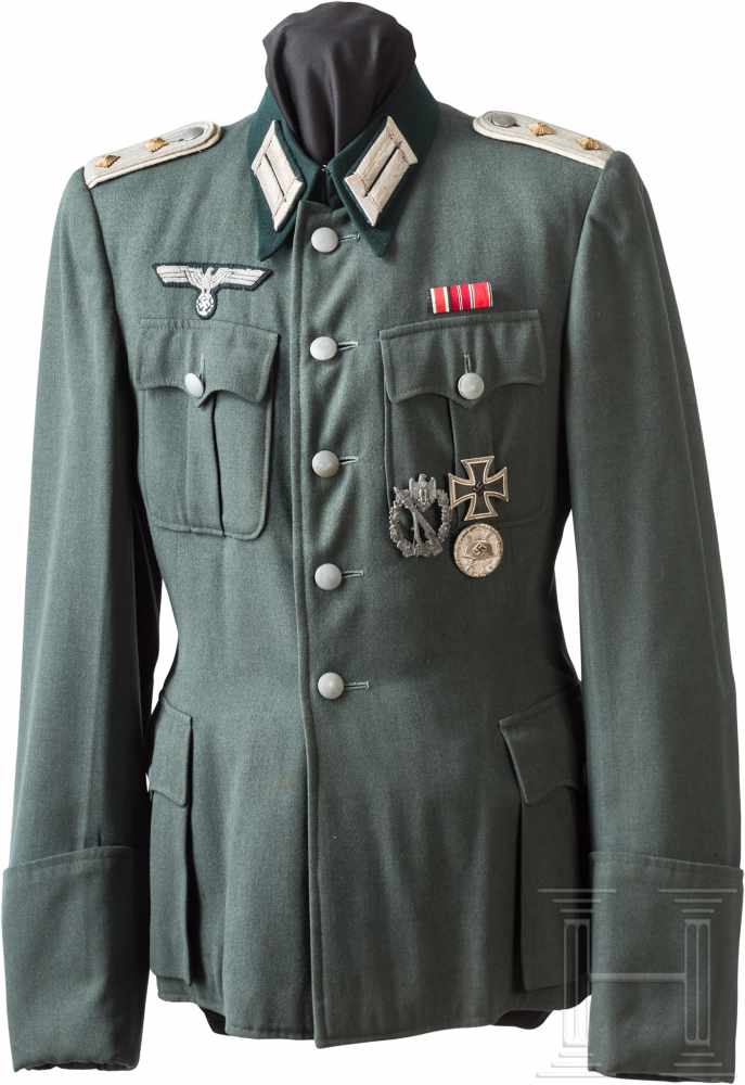 Feldbluse für Hauptmänner der Infanterie, drei Auszeichnungen und FeldschnalleBluse aus feinem