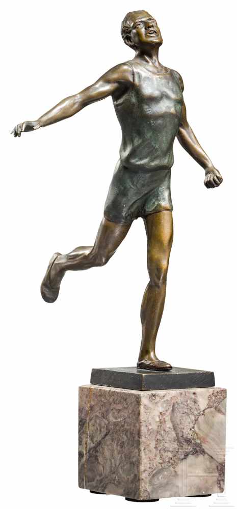 Siegreicher Läufer, 20. Jhdt.Bronze, patiniert, an der Schmalseite der Plinthe signiert "Prof Remi".
