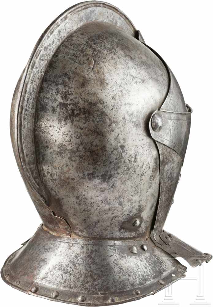 Geschlossener Helm, flämisch, um 1570/80Zweiteilig geschlagene Kalotte mit hohem Kamm. Zweiteiliges, - Image 3 of 4