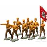 Acht Lineol SA Figuren im Marsch mit FahnenträgerAcht politische SA Figuren, Lineol, 7 cm-Serie,