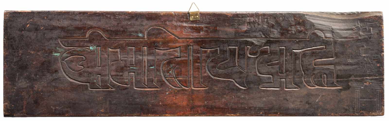 Großer, geschnitzter Buchdeckel, Tibet, Mitte 19. Jhdt.Rechteckiger Deckel aus dunklem Hartholz - Image 2 of 2