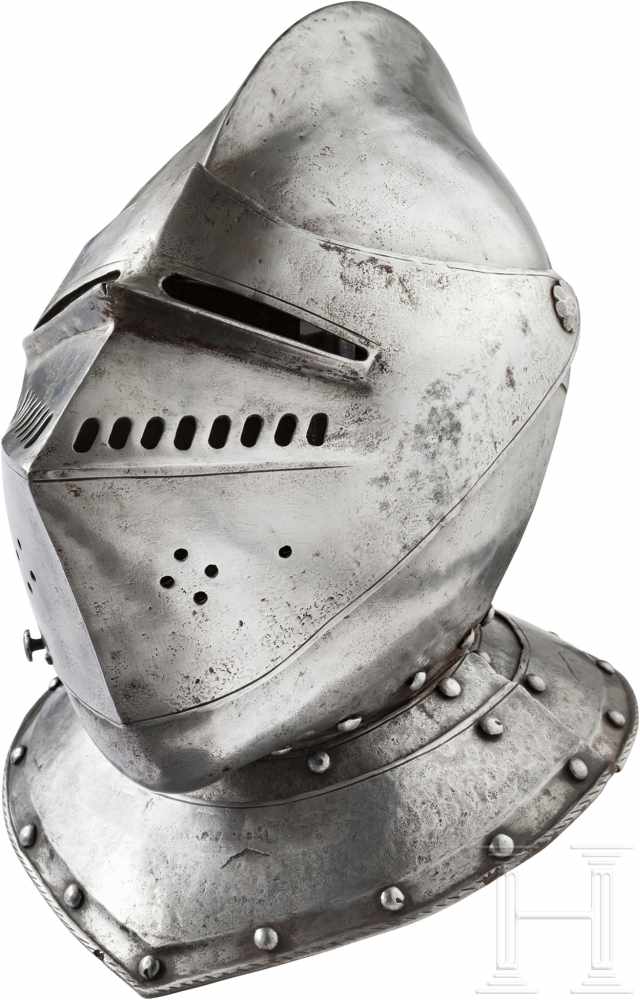 Geschlossener Helm, norddeutsch, um 1550/60Einteilig geschlagene, kräftig gegratete Kalotte mit