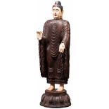 Stehender Buddha, sino-tibetisch, um 1900Vollplastisch geschnitzte Figur aus Hartholz, mit