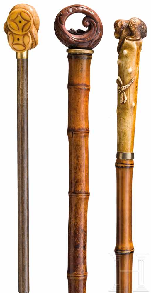 Drei Gehstöcke, 19. Jhdt.Drei Stöcke mit fein beschnitzten, japanischen Elfenbein- bzw. - Image 4 of 4