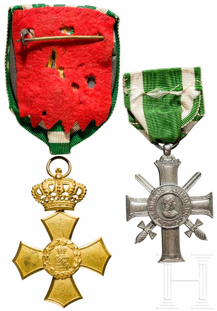 Albrechtskreuz mit Schwertern und Ehrenkreuz mit KroneWeißmetall versilbert, in einem Stück geprägt, - Image 2 of 2
