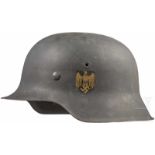 Stahlhelm M 42 der Kriegsmarine mit einem AbzeichenFeldgraue, außenseitig raue Originallackierung