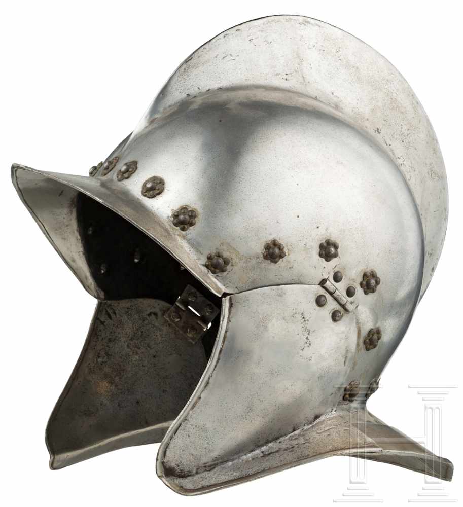 Sturmhaube, deutsch, um 1580Einteilig gearbeitete Kalotte mit hohem, einfachem Kamm, spitz