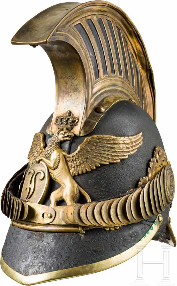 Helm M 1834 für Unteroffiziere der Dragoner, um 1845Hohe, schwarz gelackte Lederglocke mit