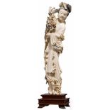 Elfenbeinfigur der Guanyin, China, um 1900Vollplastisch aus Elfenbein geschnitzte Figur der