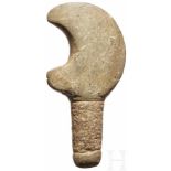 Zeremonial-Sichel aus Stein, Peru, präkolumbianischHalbmondförmiges Sichelblatt mit zapfenartigem
