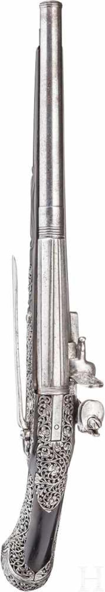 Eisengeschnittene Steinschlosspistole, Brescia, Ende 17. Jhdt.Über der Kammer längsgekehlter, nach - Bild 4 aus 6
