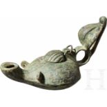 Hänge-Öllampe, frühbyzantinisch, 6. - 7. Jhdt.Öllampe aus Bronze mit linsenförmigem, unverziertem