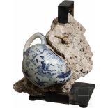 Chinesische Teekanne in einem Korallenstock, Dschunkenporzellan, um 1800Große Teekanne aus