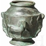 Balsamarium, Bronze, römisch, 2. - 3. Jhdt.Bronzenes Kleingefäß mit konischem Korpus, durch Knick