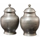 Ein Paar bauchige Zinnbehälter, China, 19. Jhdt.Jeweils bauchiger Korpus mit leicht ausgestelltem